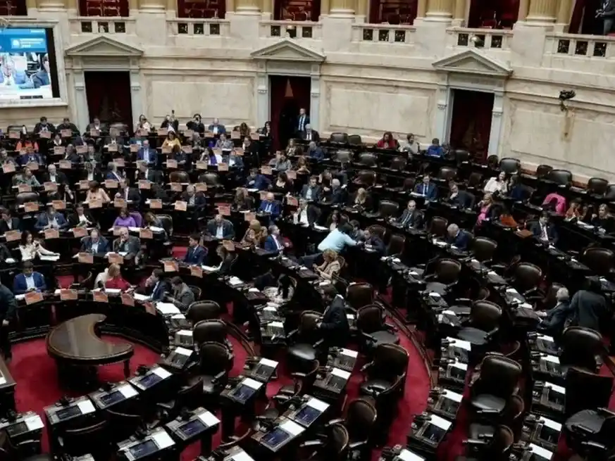 Adentro del recinto no hubo sesión por falta de quórum. Foto: Gentileza
