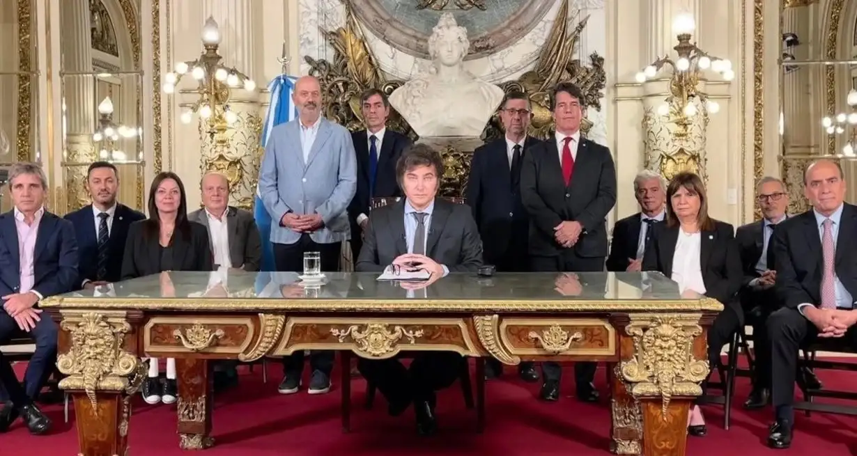El Presidente anunció en cadena nacional junto a su Gabinete las nuevas medidas de desregulación de la economía.