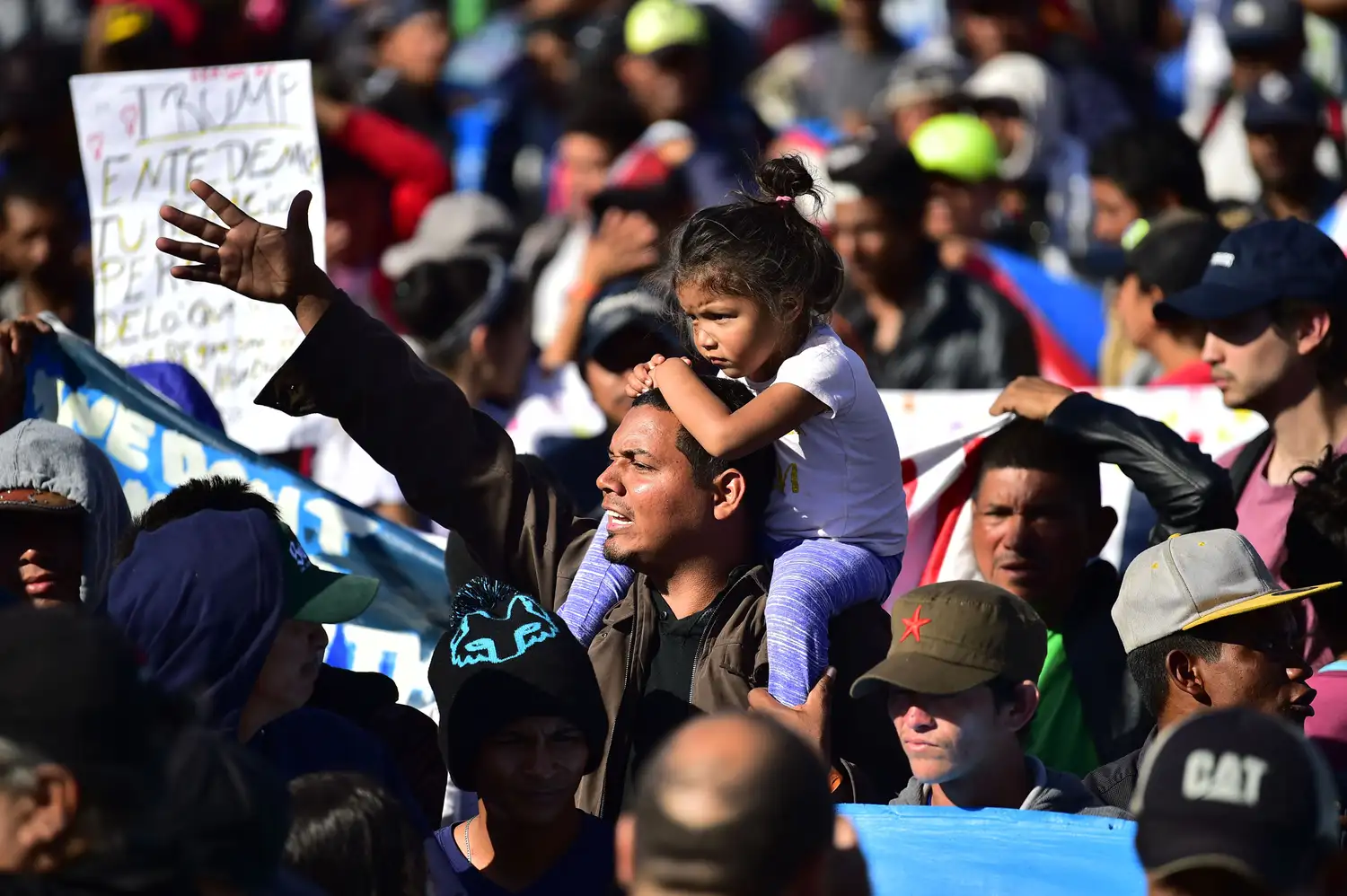 Unos 500 migrantes intentaron entrar a EE.UU., que cerró la frontera con Tijuana