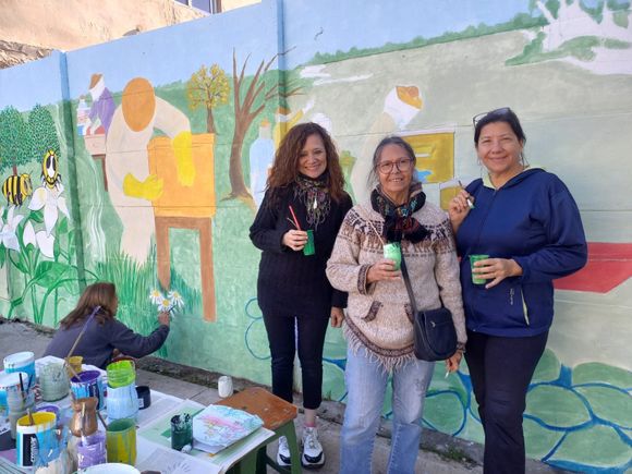 Color para el paseo de los canastos: pintan un mural en la cooperativa apícola