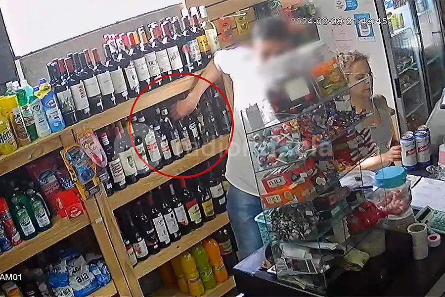 Insólito robo de un "cirujano rafaelino": aprovechó el descuido de un kiosquero y “manoteó” una botella de fernet