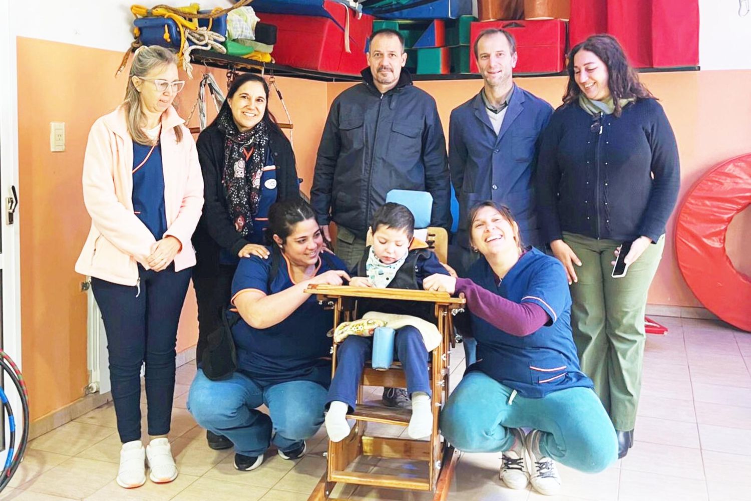 Estudiantes de la Escuela Técnica Nº1 construyeron y donaron una silla postural