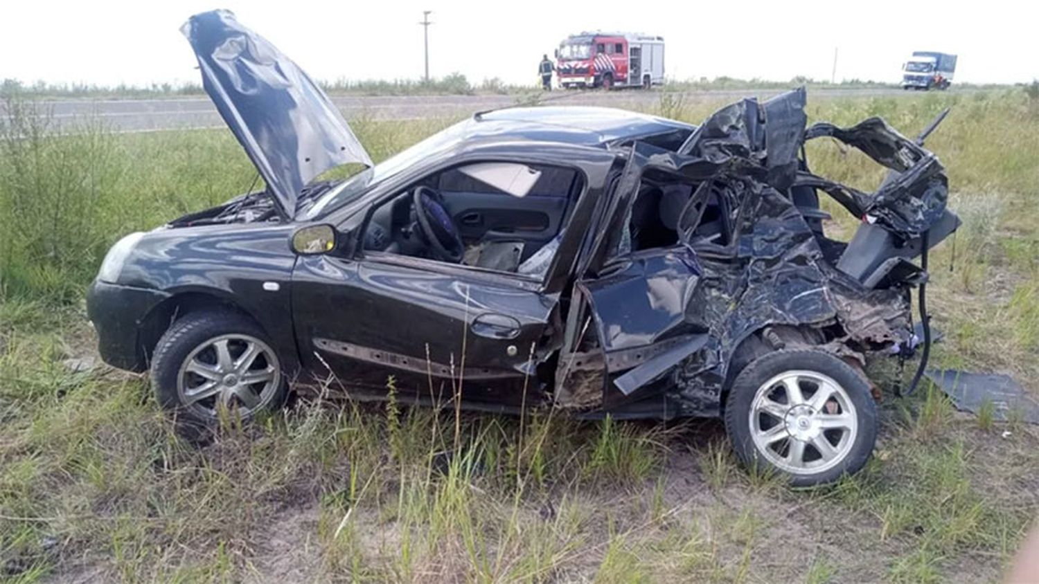 Una pareja fue gravemente herida tras impactar contra un camión