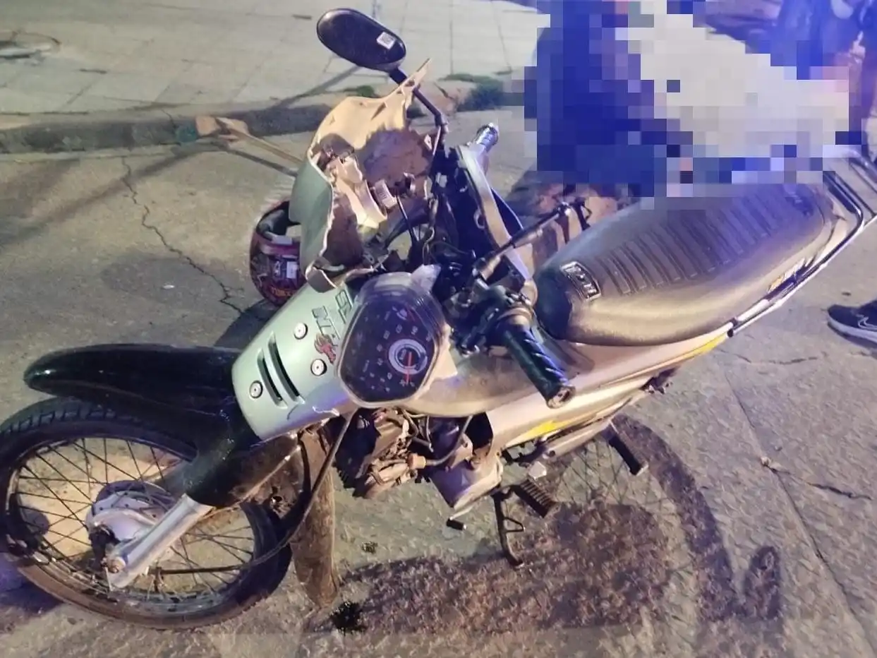 Durante las actuaciones, se determinó que la Honda Wave tenía un pedido de secuestro activo por un hurto denunciado en 2015.