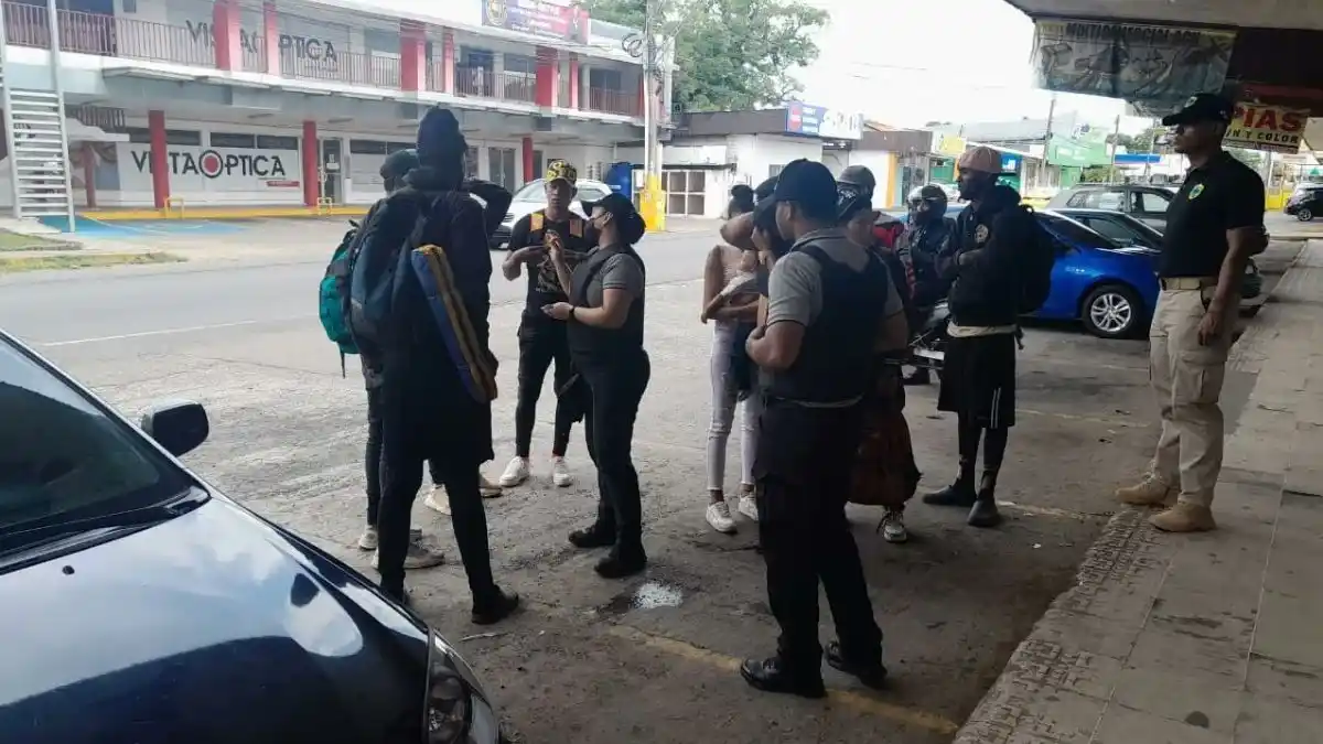 PARA QUE SIGAN LA RUTA MIGRATORIA: trasladan a 90 venezolanos a la frontera con Costa Rica