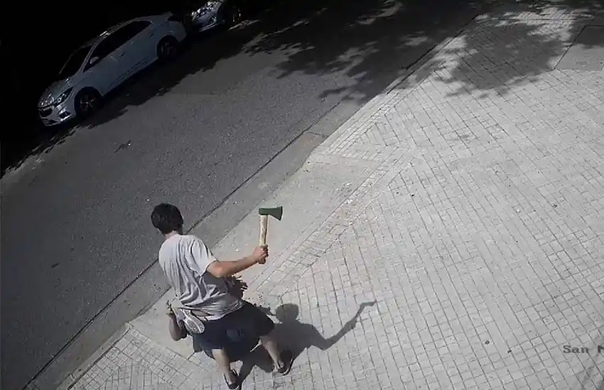 El joven que atacó a un hombre con un hacha en barrio Echesortu quedó detenido en un psiquiátrico y evaluarán su condición