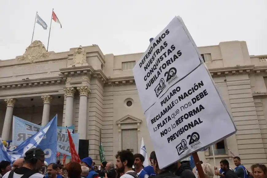 Protestas en las afueras de la Legislatura santafesina. Crédito: Mauricio Garín.