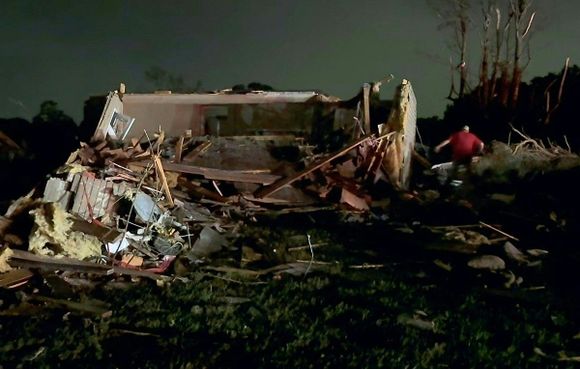 ¡ALERTA! Tornados matan a más de 20 personas en EE.UU.