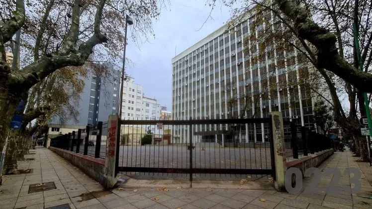 Lo condenaron por abusar sexualmente de su esposa y ordenaron su detención