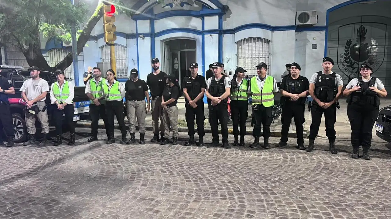 Operativo de saturación en barrios 30 de Octubre y Alberdi: identificaron a 23 personas y retuvieron tres motos - 1