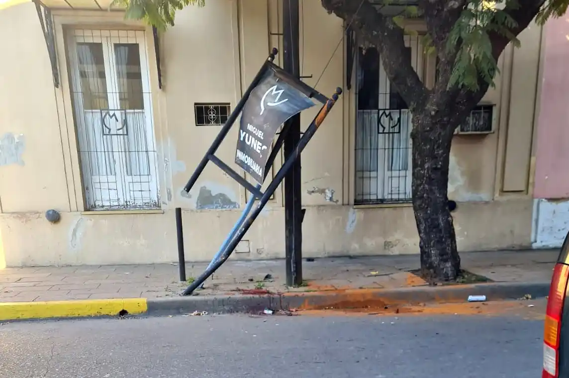 Un joven sufrió graves lesiones en el rostro al colisionar contra un cartel en la zona céntrica