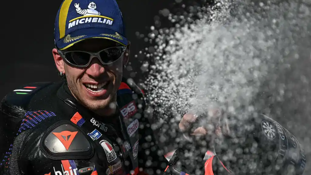El piloto italiano Marco Bezzecchi celebra su triunfo en el Gran Premio de Talilandia de MotoGP en el circuito de Buriram. Foto: Lillian Suwanrumpha / AFP