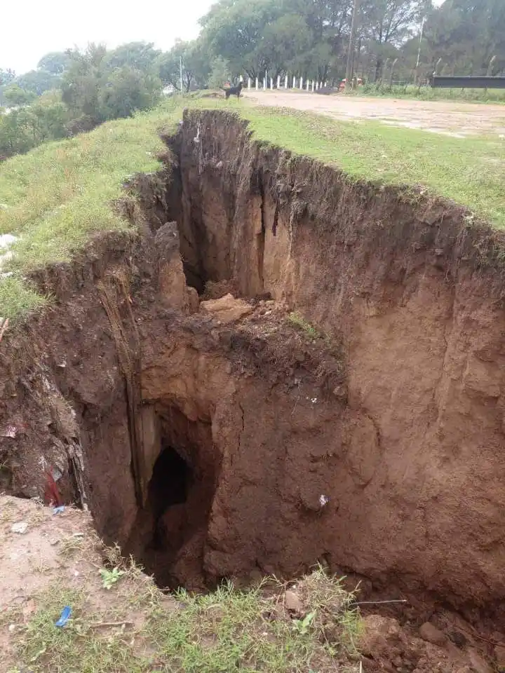 Se profundizan las grietas en la barranca de Diamante