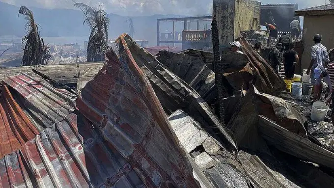 Devastador incendio en una isla de Honduras deja a más de 1.500 personas damnificadas
