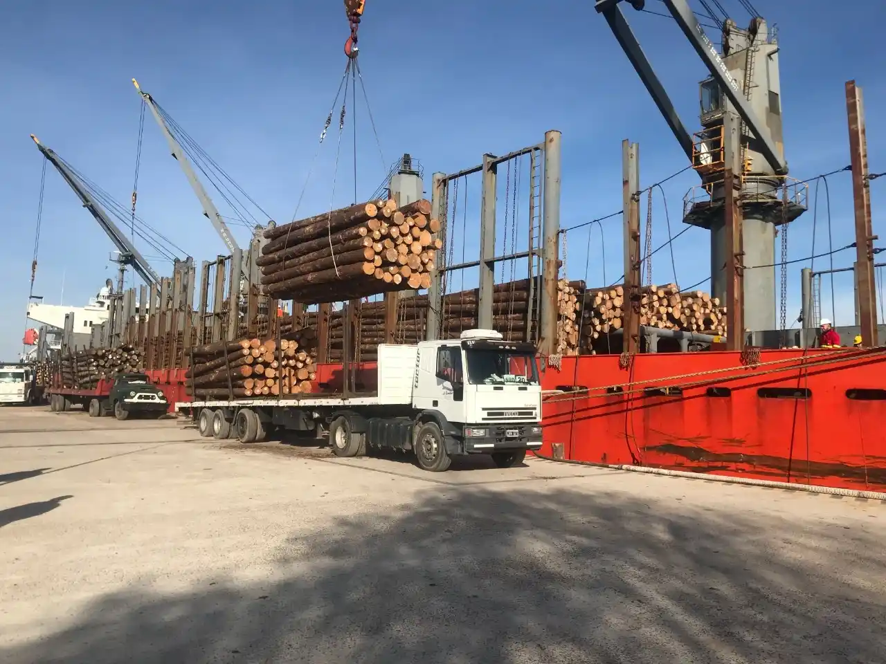 El buque "Lady Margaret" trabaja en el Puerto de Ibicuy