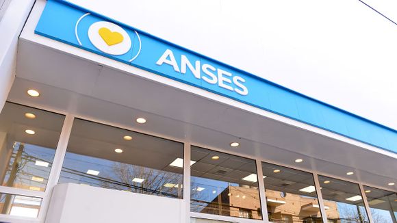 Los jubilados verán reflejado un aumento del 2,40 %, según lo establecido por ANSES