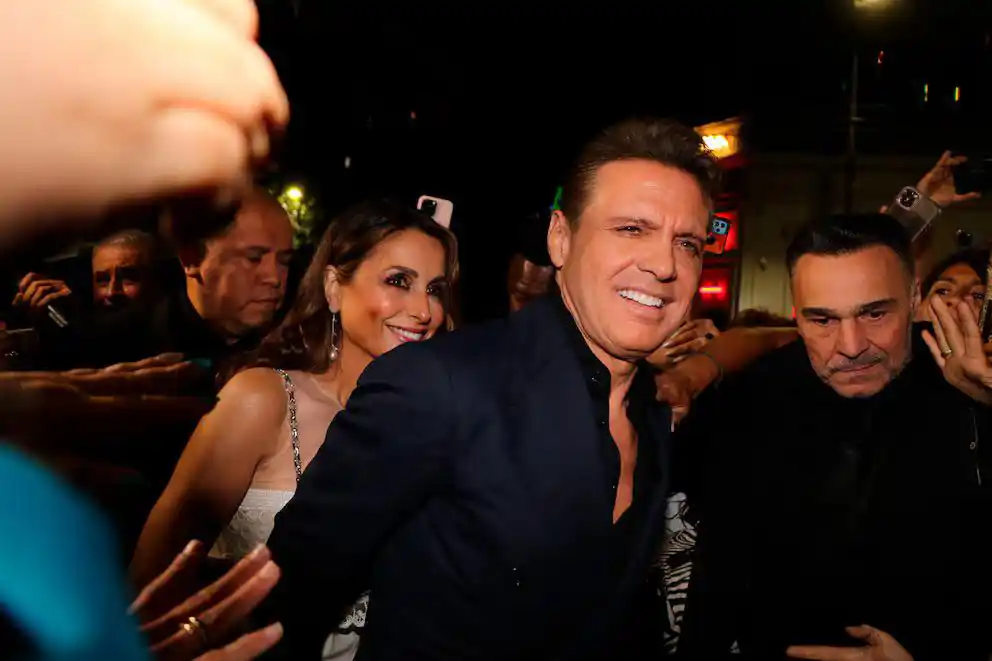 Fanáticos. Ansiosos y desesperados, al ver a Luis Miguel.