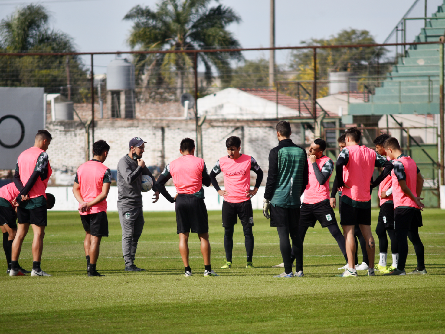 Si el tiempo lo permite, hace fútbol