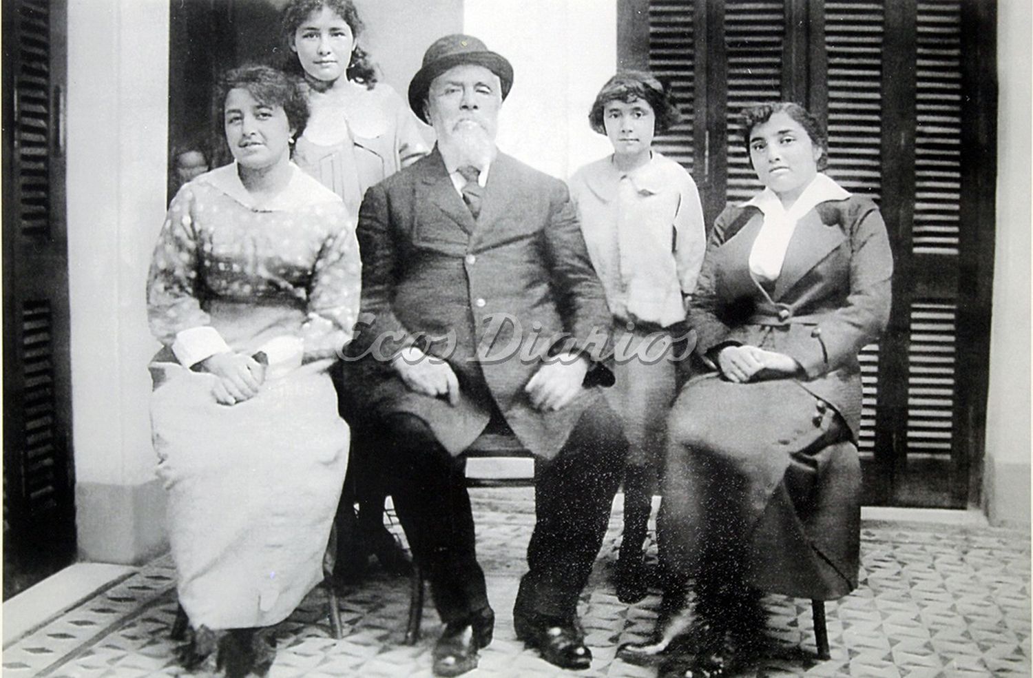Ángel Murga con sus nietas Inés, Haydeé, Blanca y Sara
