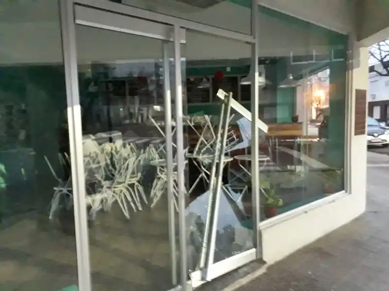 Vandalismo en una heladería de Urquiza al 2800