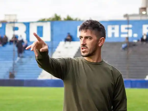 Dolor en el ascenso: Murió el DT del Club Luján, Santiago Fredes