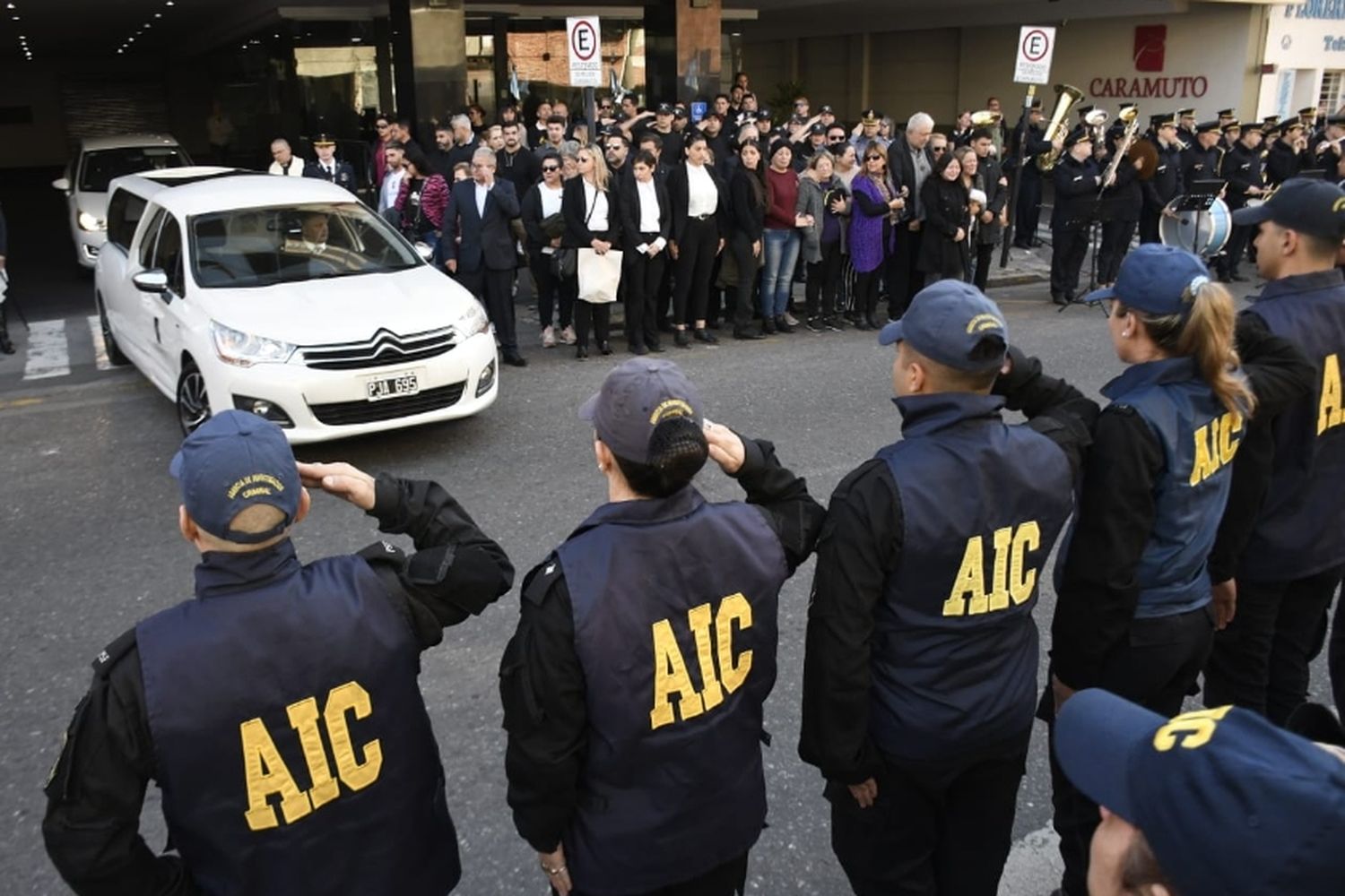 Despiden los restos de César Carmona, el policía asesinado a la salida de la sede de la AIC