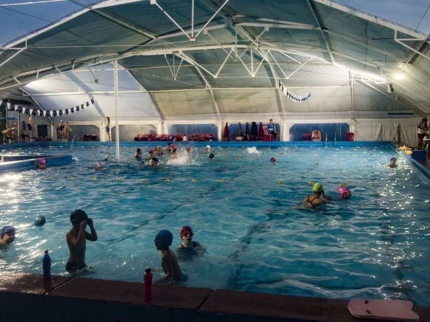 Para numerosos clubes contar con piscinas climatizadas en invierno solo es posible con ayuda del Estado. Crédito: Archivo El Litoral.