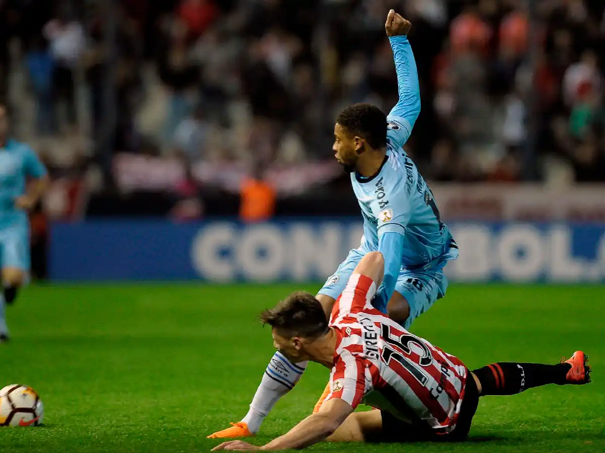 Estudiantes sorprendió al campeón