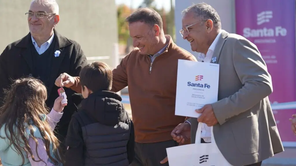El senador Alcides Calvo y el ministro de Obras Públicas Lisandro Enrico entregan viviendas en Ataliva