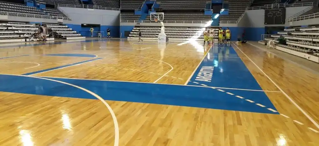 Peñarol y Quilmes estrenaron el nuevo piso del Polideportivo