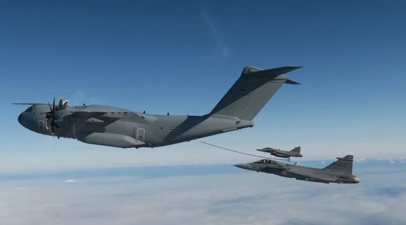 Aerial refueling test campaign between the Saab Gripen and the Airbus A400M