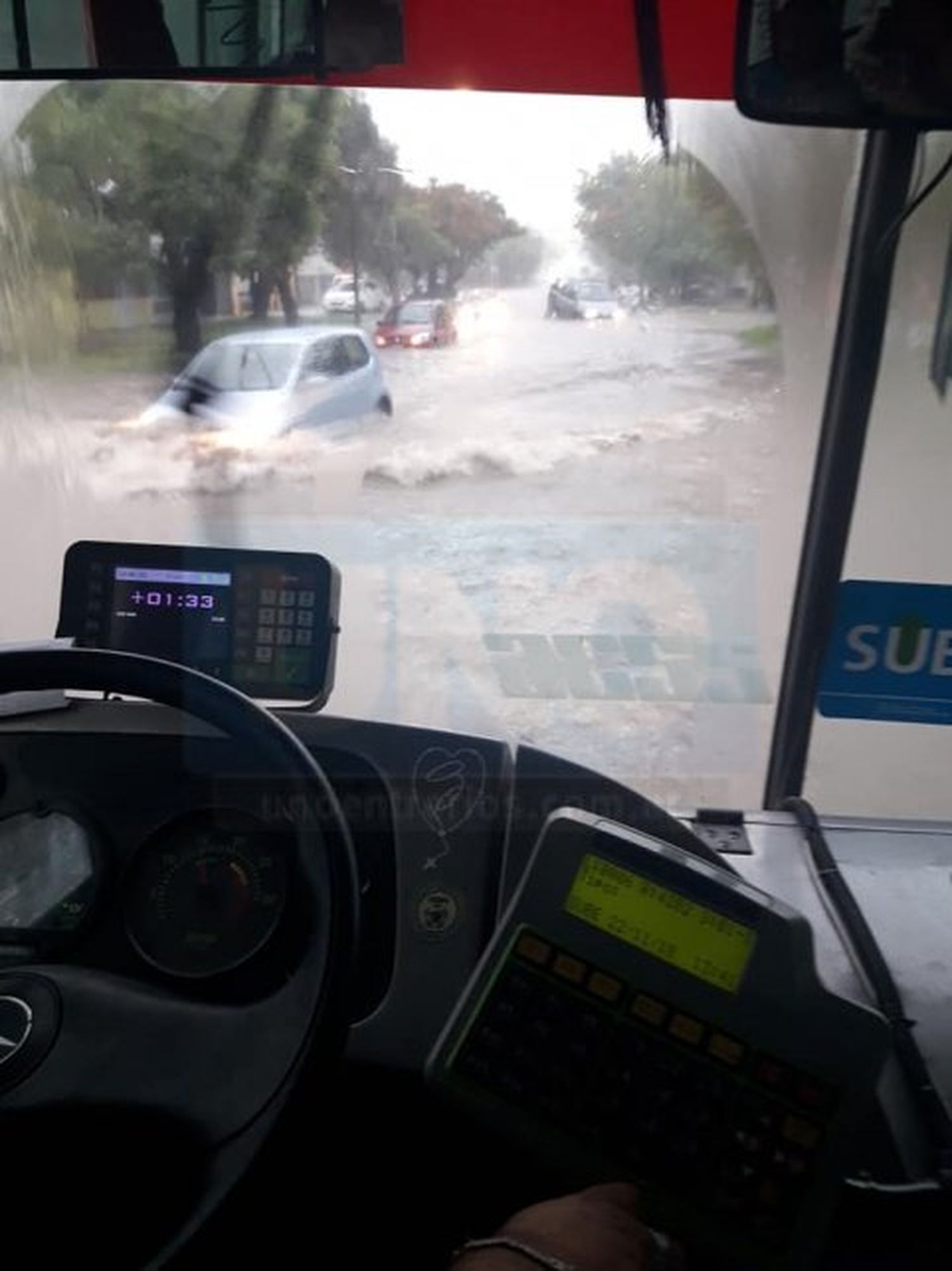 La historia del chofer entrerriano que llevó a "cococho" a una pasajera en una inundación