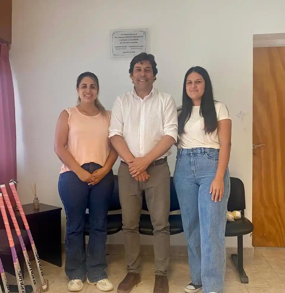 El presidente comunal, Cristian Bustamante, haciendo entrega de los elementos deportivos.