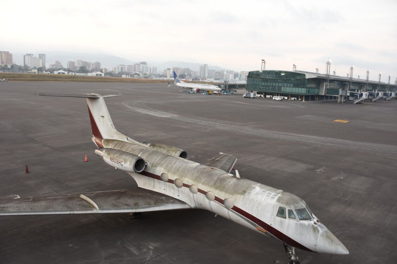 Suspenden operaciones en el aeropuerto La Aurora debido a cenizas volcánicas