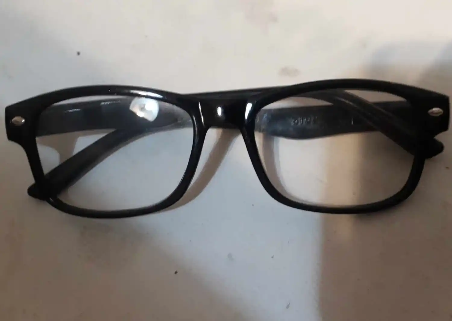 Encontraron estos anteojos