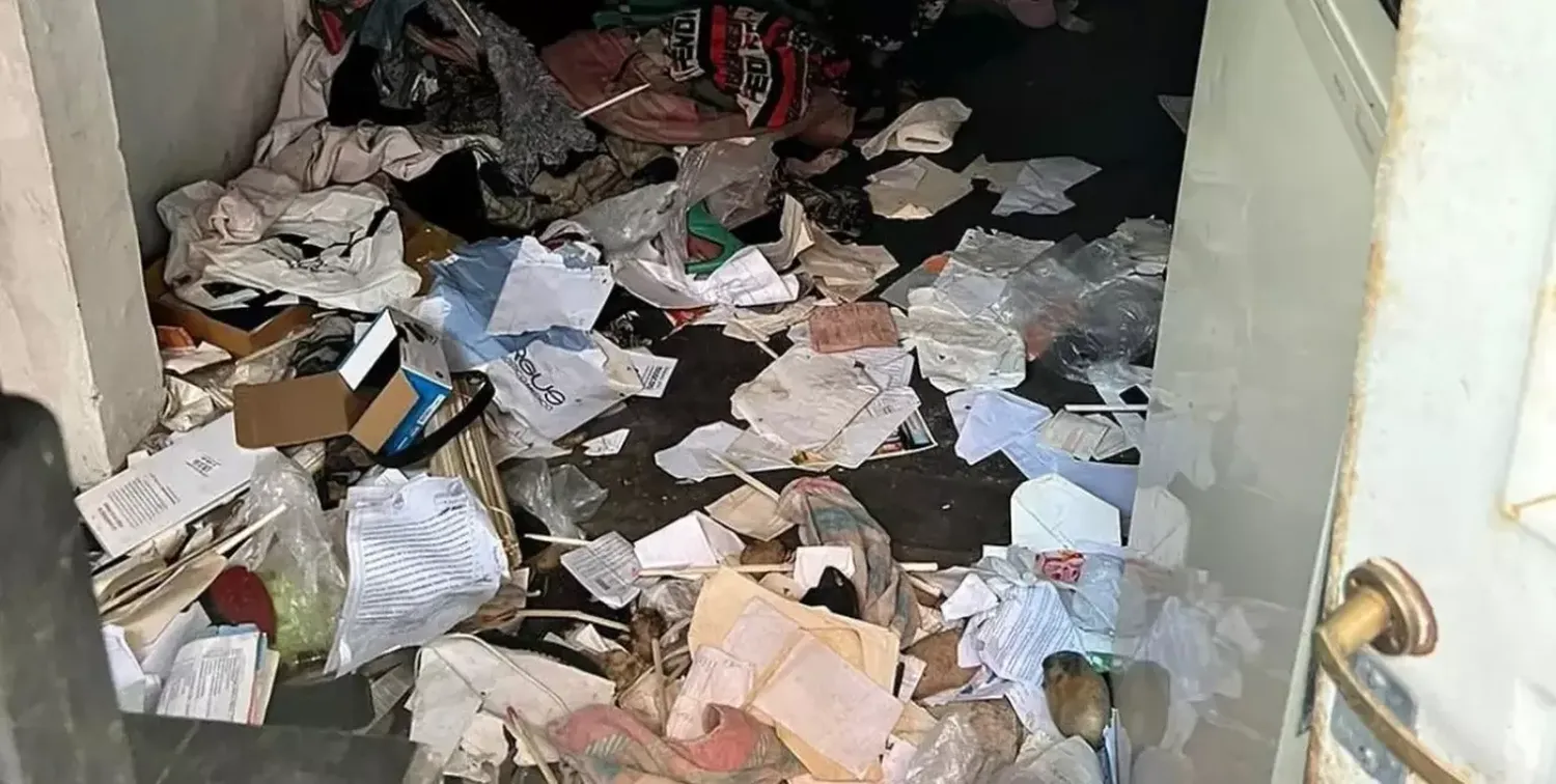 Desorden y basura: imágenes del allanamiento en la casa de Sabag Montiel por el atentado a Cristina Kirchner 