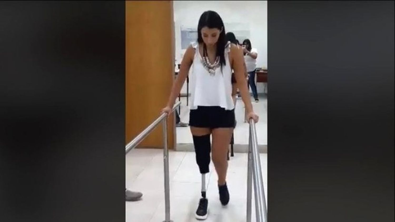 Discriminación: no la dejaron entrar al boliche por usar pierna ortopédica
