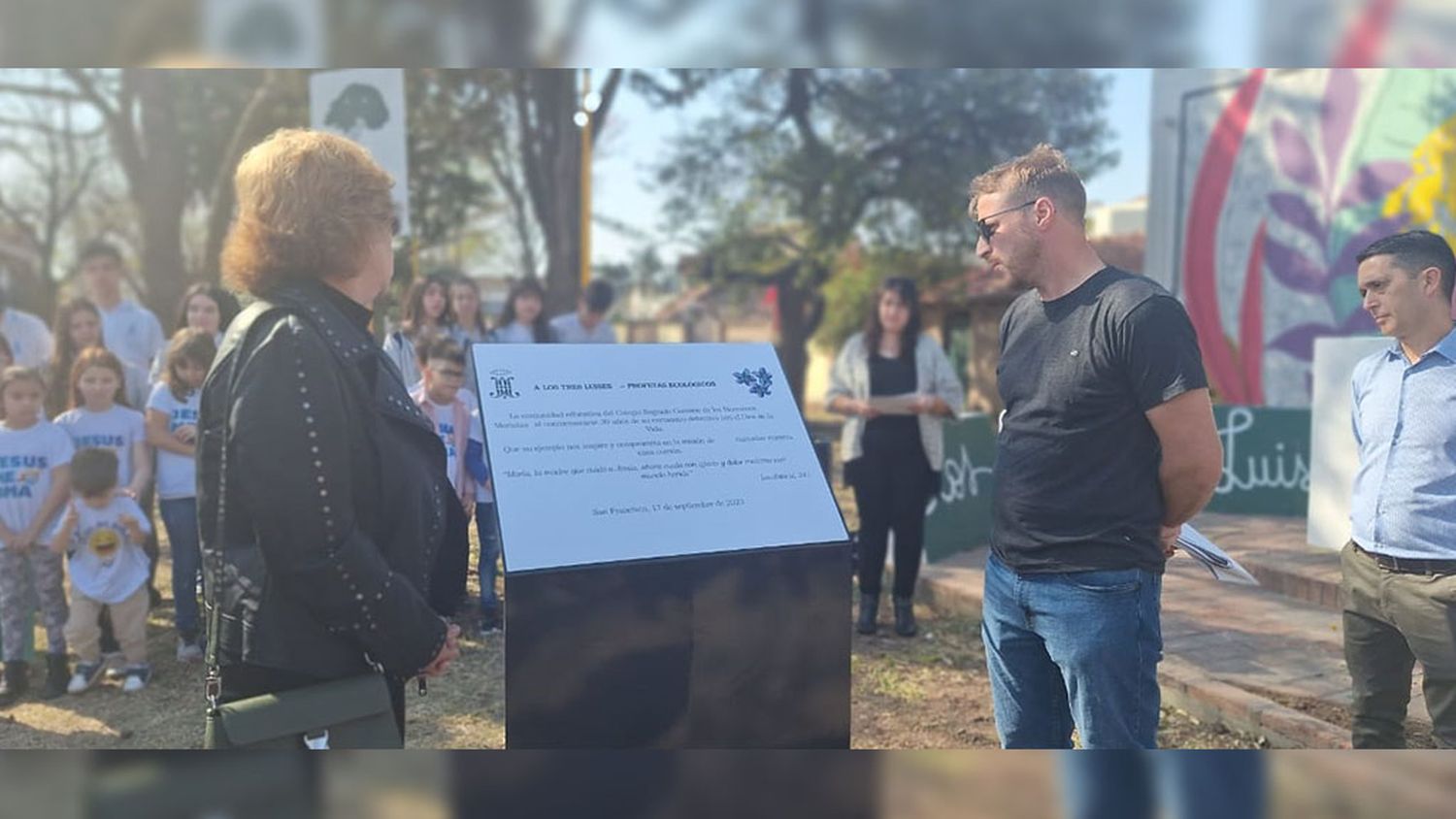 La comunidad educativa del Colegio Sagrado Corazón Hermanos Maristas colocó una placa en memoria tras cumplirse 30 años de la tragedia vial