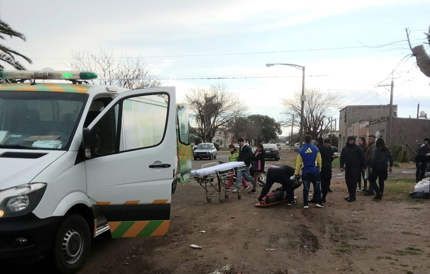 Accidente: choque entre motos con tres mujeres y un varón asistidos por la ambulancia