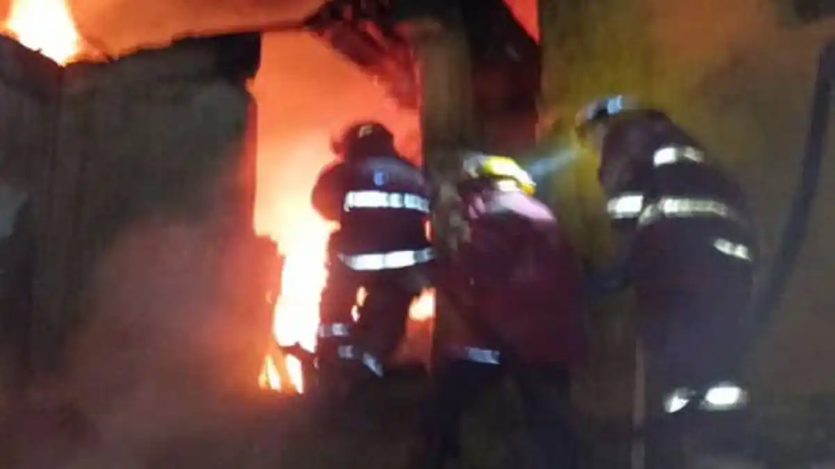 TRAGEDIA en CATIA: incendio en una vivienda causa tres muertos (+Video)