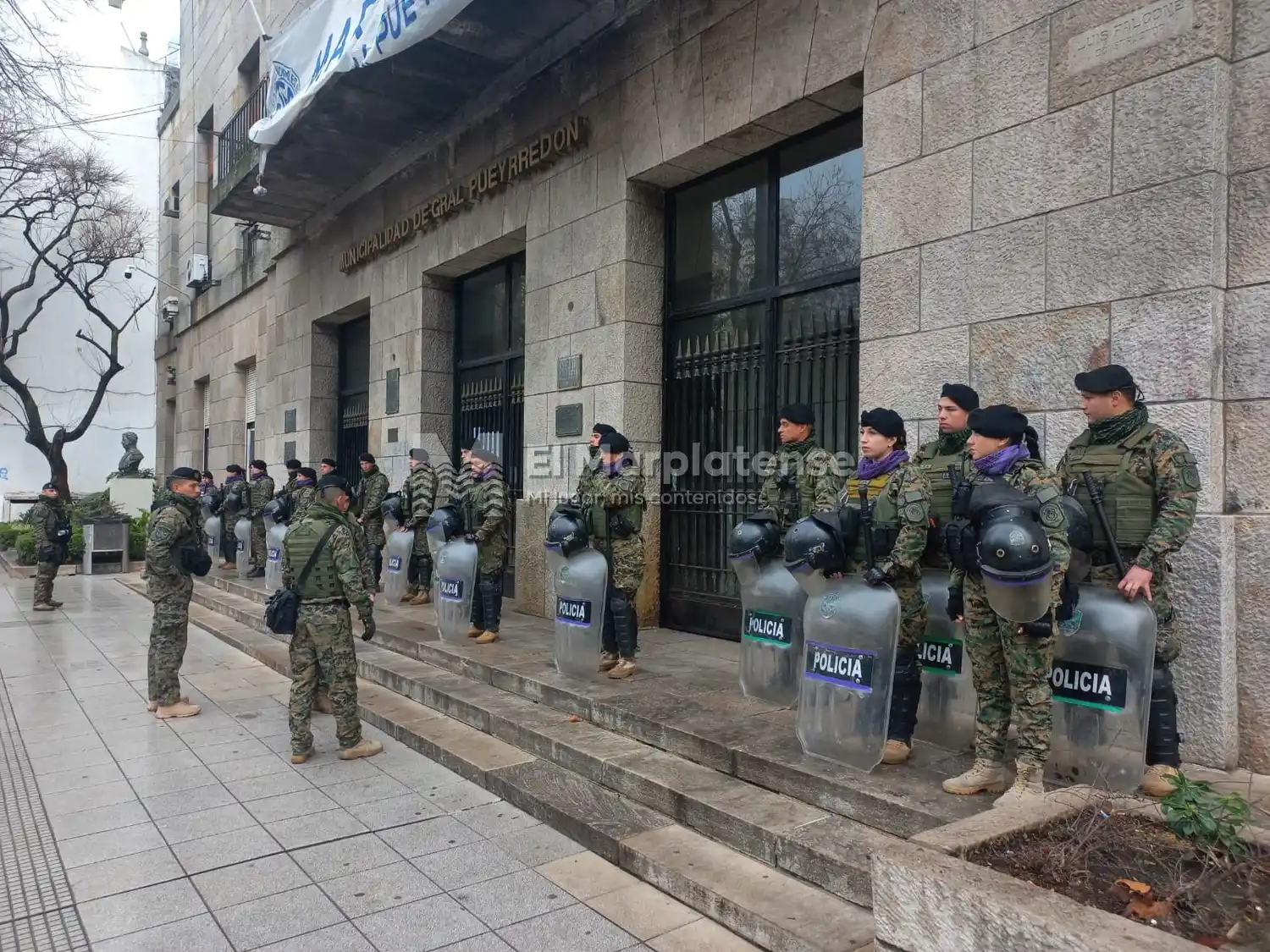 Organizaciones sociales reclamaron alimentos a pesar del cerco policial que se instaló en el Palacio Comunal.
