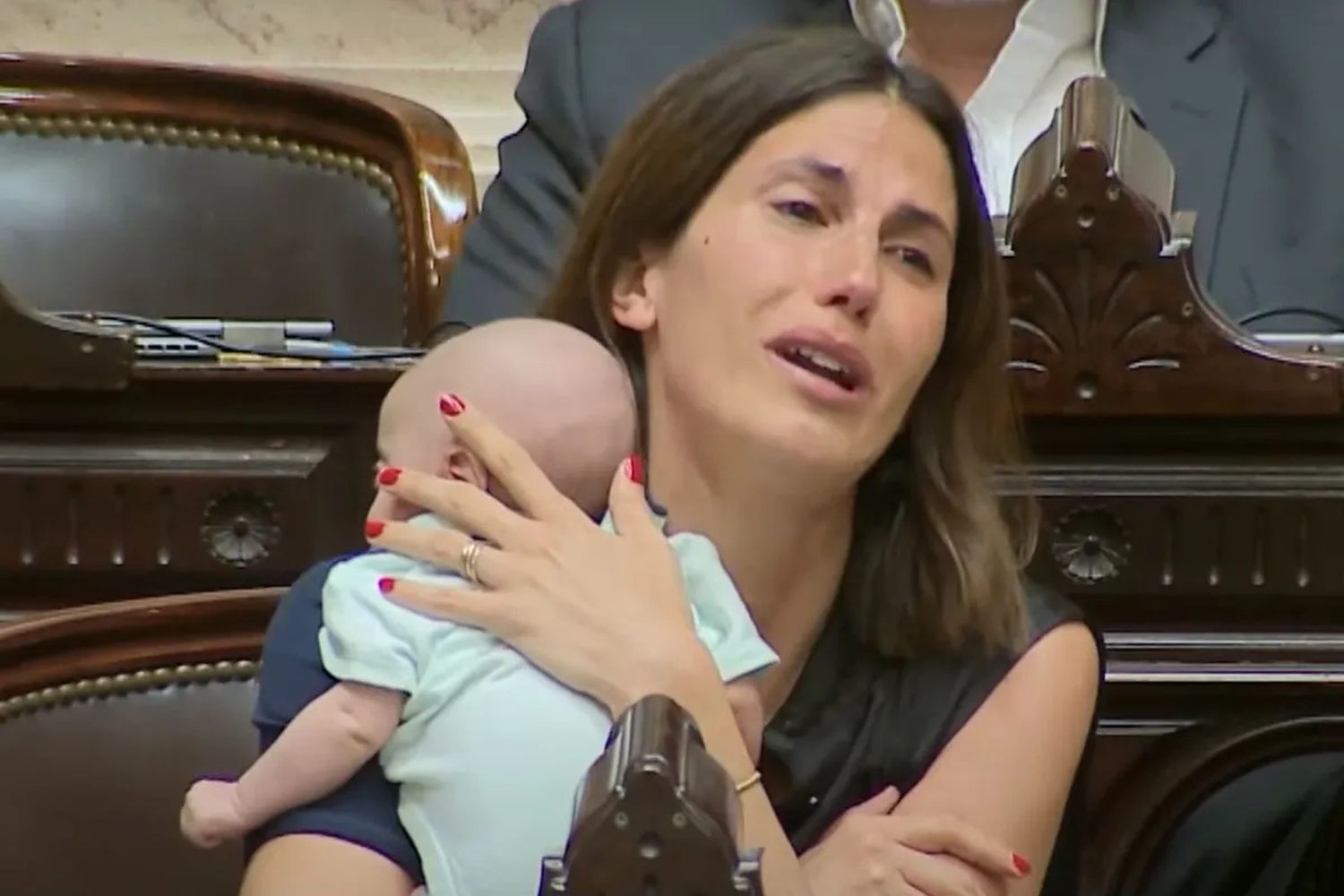 La diputada que perdió a uno de sus hijos fue al recinto con su otro bebé y al borde del llanto defendió la ley Johana