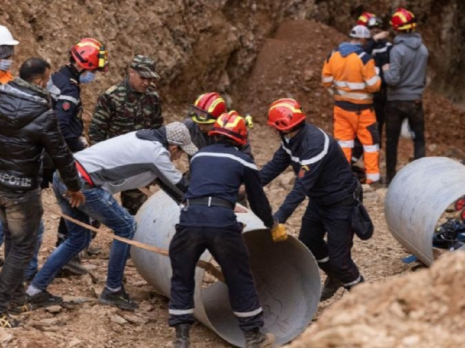 Desesperado rescate en Marruecos de un niño que cayó hace cinco días en un pozo