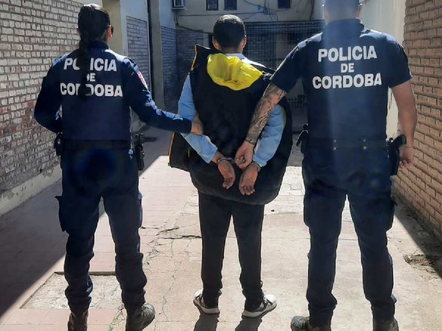 Amenazó e intento agredir a policías en un control: quedó detenido