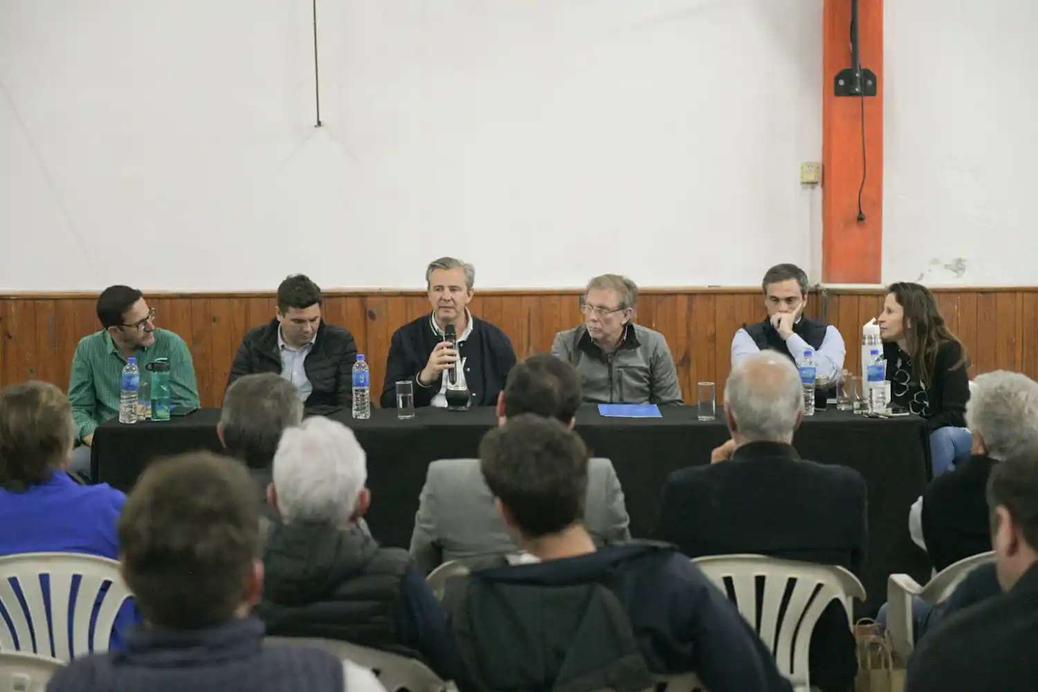 Bahl, Michel y Bahillo junto a productores de la costa del Uruguay