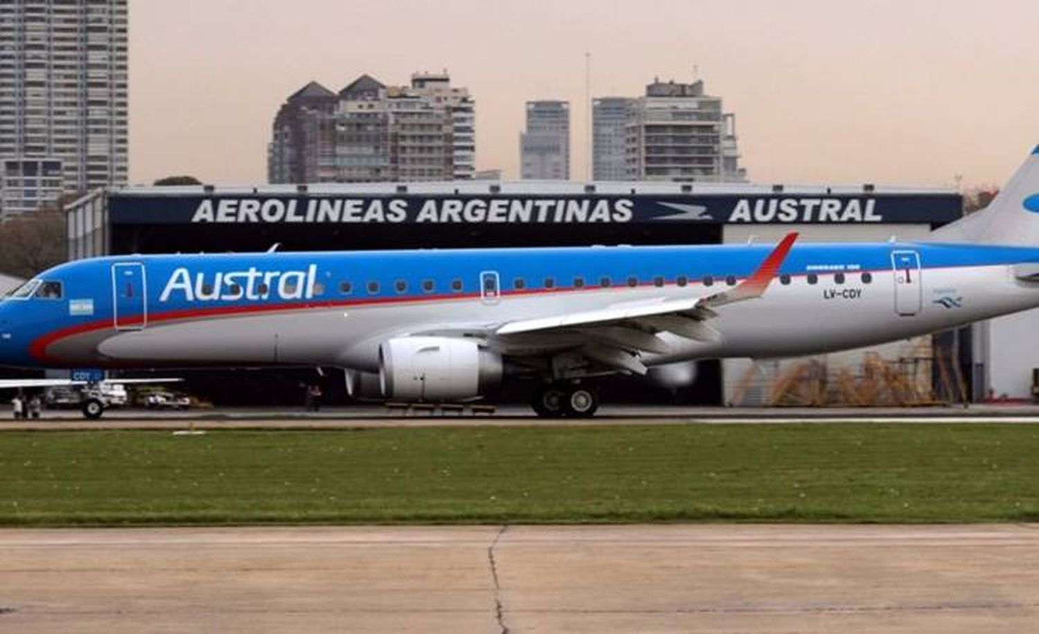 Aerolíneas Argentinas anunció la fusión con Austral