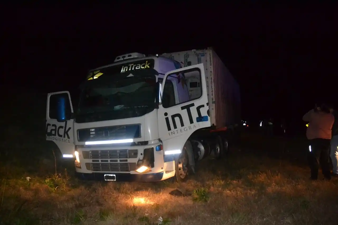 Tragedia: perdió el control del camión, se arrojó de la cabina y murió