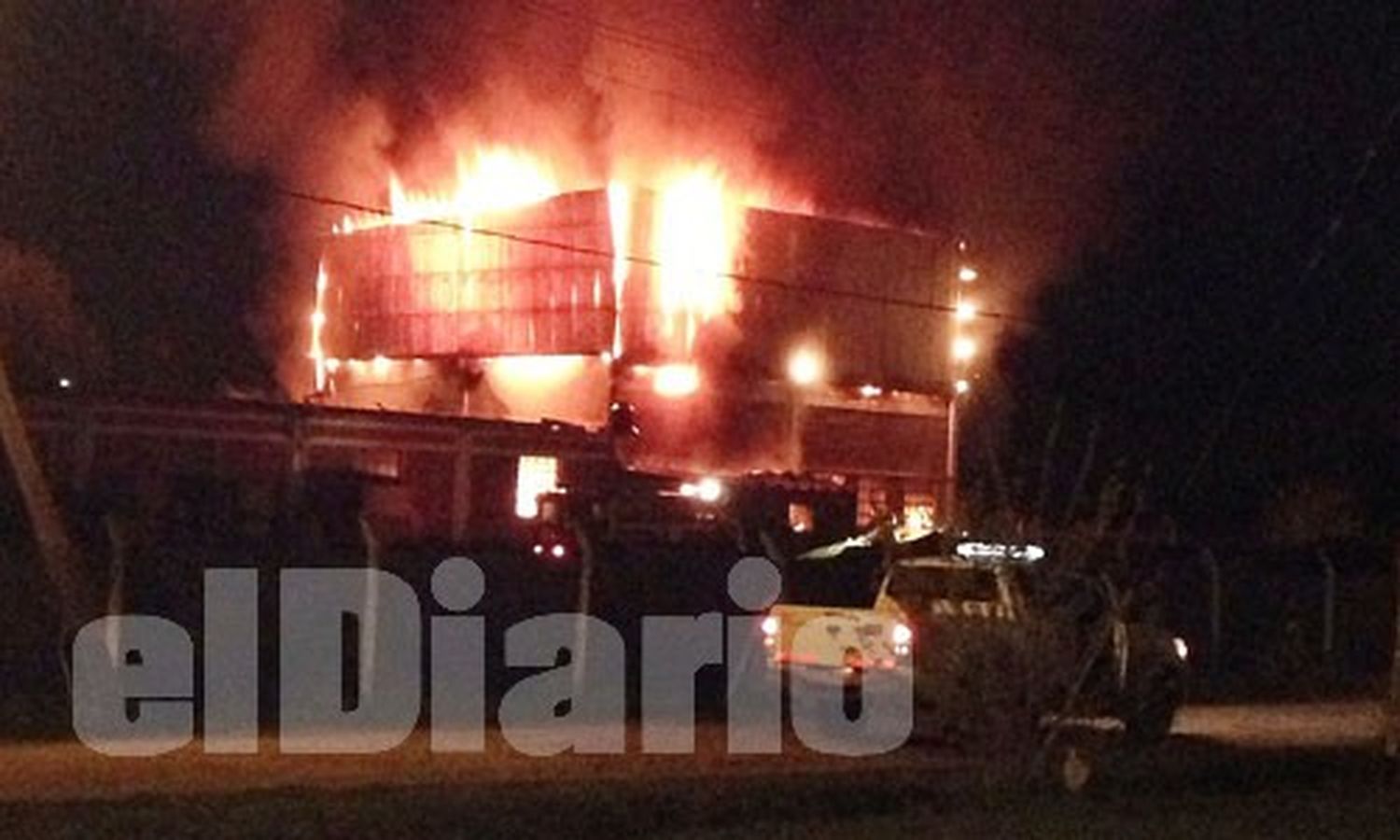 Pilar: Incendio en el depósito de una fábrica de plásticos