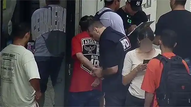 El momento de la detención del cerrajero.