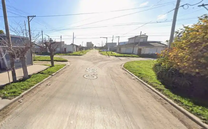 Una ambulancia asiste a un motociclista que chocó en 61 y 88